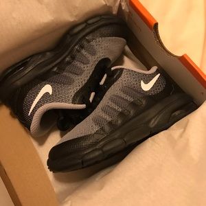 BNIB Nike Air Max Invigor Print for kids